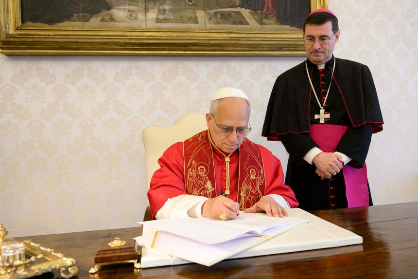 Papież Leon XIV podpisuje swoją pierwszą encyklikę