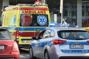 Ambulans i policja (zdjęcie ilustracyjne)