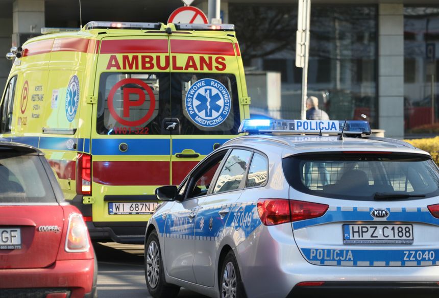 Ambulans i policja (zdjęcie ilustracyjne)