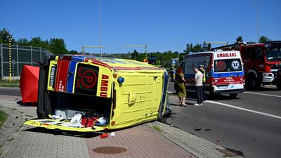 Tragiczny wypadek z udziałem karetki w Przemyślu. Jedna osoba nie żyje, są ranni