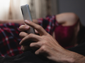 Mężczyzna korzystający z telefonu przy partnerce