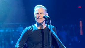 Legendarny kanadyjski piosenkarz Bryan Adams podczas koncertu