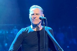 Legendarny kanadyjski piosenkarz Bryan Adams podczas koncertu