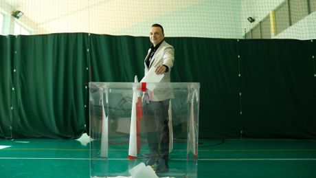 Łukasz Gibała oddaje głos podczas referendum w sprawie odwołania prezydenta Miasta Krakowa i Rady Miasta Krakowa