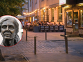 Pomnik Agnieszki Osieckiej i restauracje przy ul. Francuskiej (zdjęcie poglądowe)