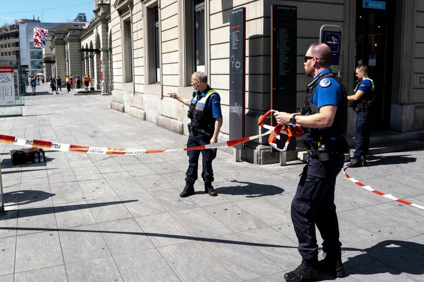 Policja na dworcu kolejowym Winterthur, gdzie doszło do ataku nożownika