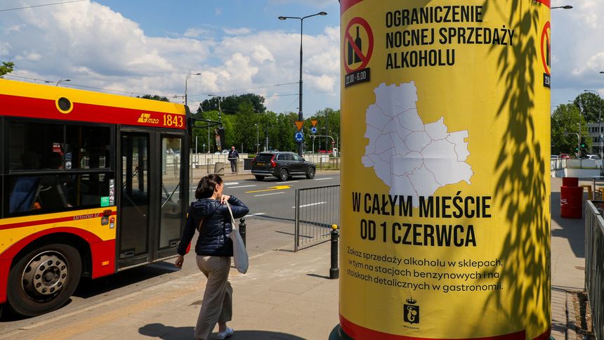 Plakaty informujące o ograniczeniu nocnej sprzedaży alkoholu w Warszawie