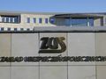 Logo ZUS na tle budynku, z napisem 