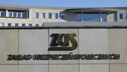 Logo ZUS na tle budynku, z napisem 