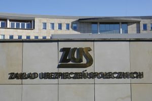 Logo ZUS na tle budynku, z napisem 