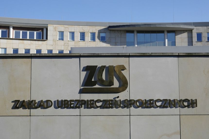 Logo ZUS na tle budynku, z napisem 
