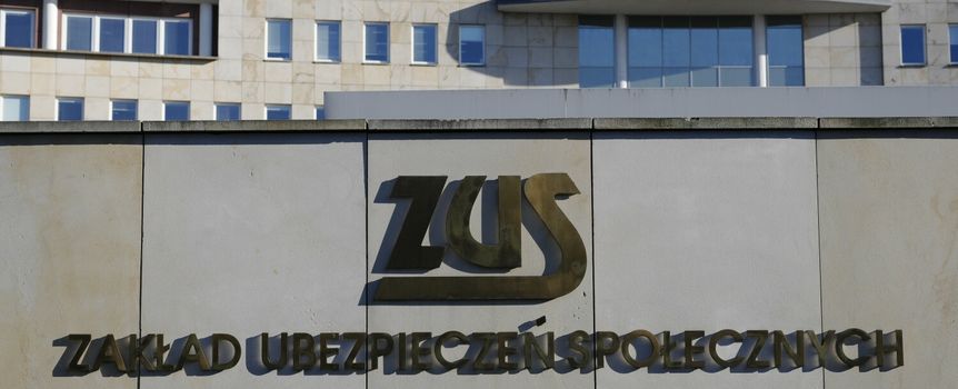 Logo ZUS na tle budynku, z napisem 