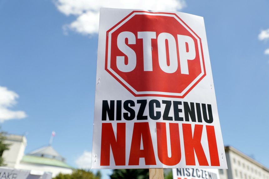 Protest środowisk naukowych przed Sejmem