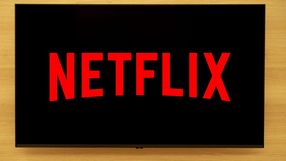 Ekran telewizora z logo Netflix w dużych czerwonych literach na czarnym tle.
