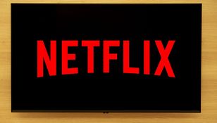 Ekran telewizora z logo Netflix w dużych czerwonych literach na czarnym tle.