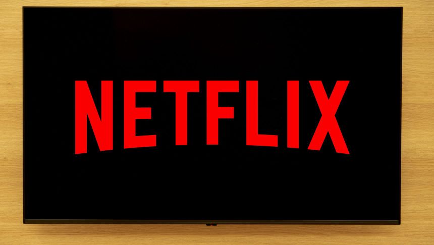 Ekran telewizora z logo Netflix w dużych czerwonych literach na czarnym tle.