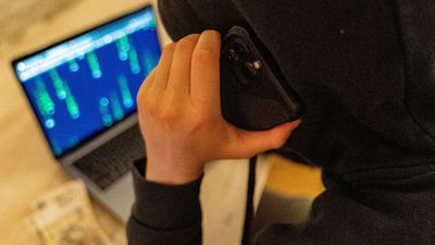 Dlaczego wciąż dajemy się oszukiwać w sieci? Cyberprzestępcy wykorzystują AI i emocje