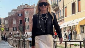 Monika Olejnik w stylizacji z satynową spódnicą
