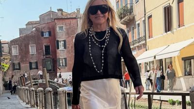 Monika Olejnik w pięknej satynowej spódnicy. Znalazłam podobne w znanym butiku. Tanio