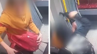 Atak na nastolatka w tramwaju. Policja publikuje nagranie. „Brak słów"