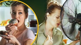 Dwie kobiety: jedna z donutem, druga stoi przed wentylatorem, wyglądając na przegrzaną.