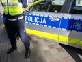 Policjant i radiowóz