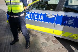 Policjant i radiowóz