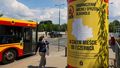 Plakaty informujące o ograniczeniu nocnej sprzedaży alkoholu w Warszawie