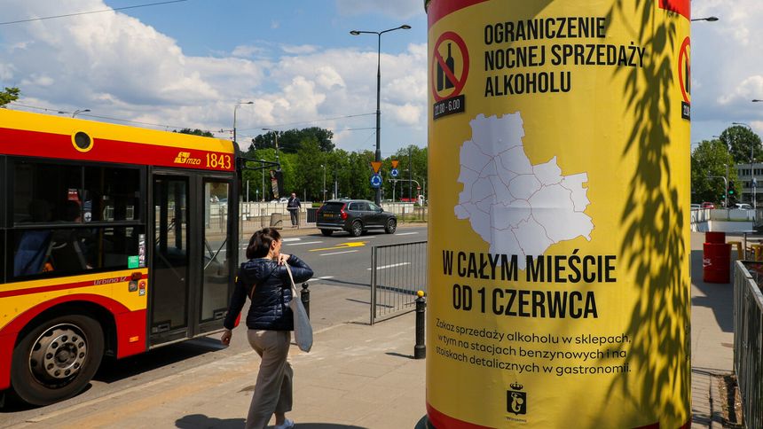 Plakaty informujące o ograniczeniu nocnej sprzedaży alkoholu w Warszawie