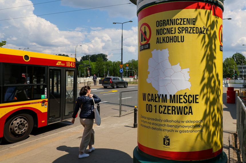 Plakaty informujące o ograniczeniu nocnej sprzedaży alkoholu w Warszawie