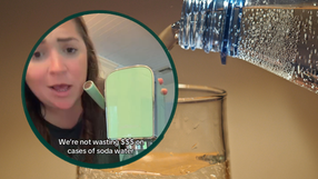 demonstracja soda stream oraz butelka i szklanka z wodą