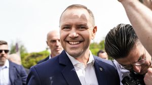 Uśmiechnięty Nawrocki po roku prezydentury