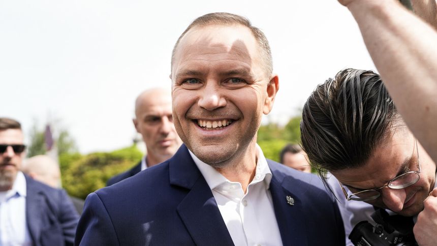 Uśmiechnięty Nawrocki po roku prezydentury