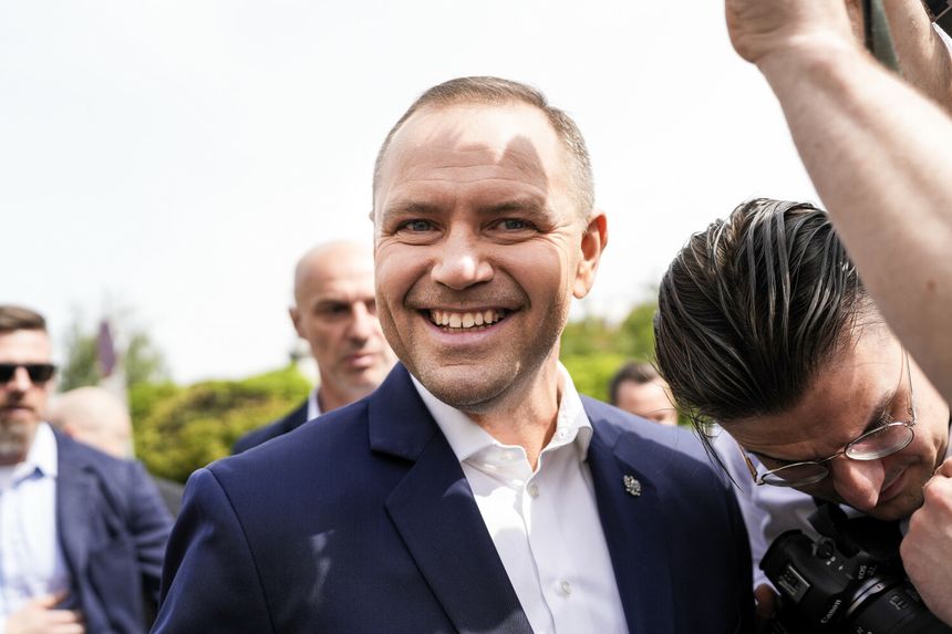 Uśmiechnięty Nawrocki po roku prezydentury