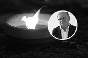 Świeca w glinianej misie, w tle portret mężczyzny w okularach. Nieznany polityk.