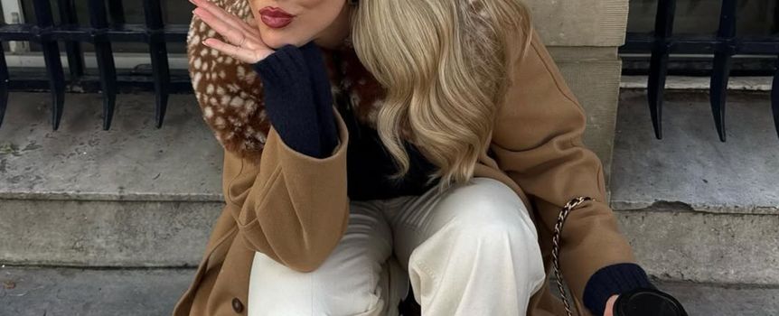 Influencerka pozująca do zdjęcia