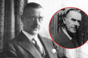 Mężczyzna w eleganckim garniturze z okularami.