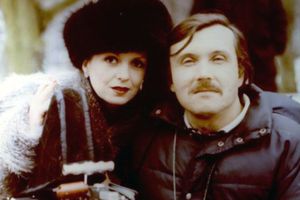 Para ludzi uśmiechających się do kamery, w zimowej scenerii, kobieta w futrze, mężczyzna z wąsami.