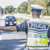 Policjant ztrzymuje samochód - materiał poglądowy