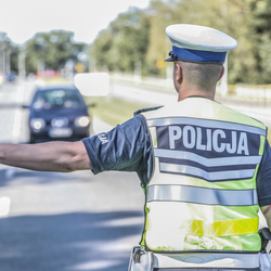 Policjant ztrzymuje samochód - materiał poglądowy