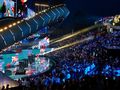 Na scenie koncertowej tłum ludzi, kolorowe światła i dynamiczna atmosfera wieczoru.