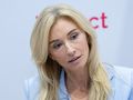 Martyna Wojciechowska w jasnym żakiecie, z blond włosami, wygląda na zamyśloną w trakcie rozmowy.