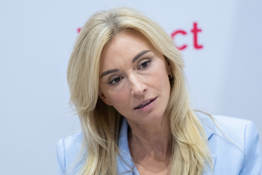 Martyna Wojciechowska w jasnym żakiecie, z blond włosami, wygląda na zamyśloną w trakcie rozmowy.