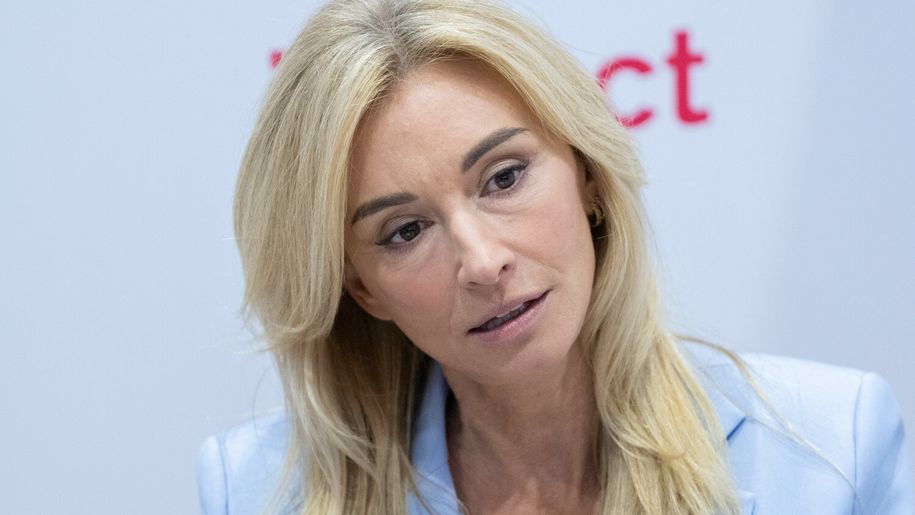 Martyna Wojciechowska w jasnym żakiecie, z blond włosami, wygląda na zamyśloną w trakcie rozmowy.