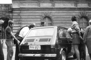 Grupa ludzi wokół samochodu Fiat 126p, czyli 