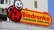 Logo Biedronki z uśmiechniętą biedronką i napisem 