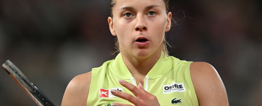 Maja Chwalińska w limonkowym stroju, trzyma rakietę, z wyraźnym skupieniem na twarzy.