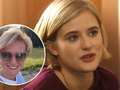 Kobieta z blond włosami siedzi, obok zdjęcie uśmiechniętej kobiety w okularach przeciwsłonecznych.