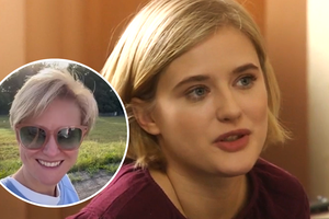 Kobieta z blond włosami siedzi, obok zdjęcie uśmiechniętej kobiety w okularach przeciwsłonecznych.