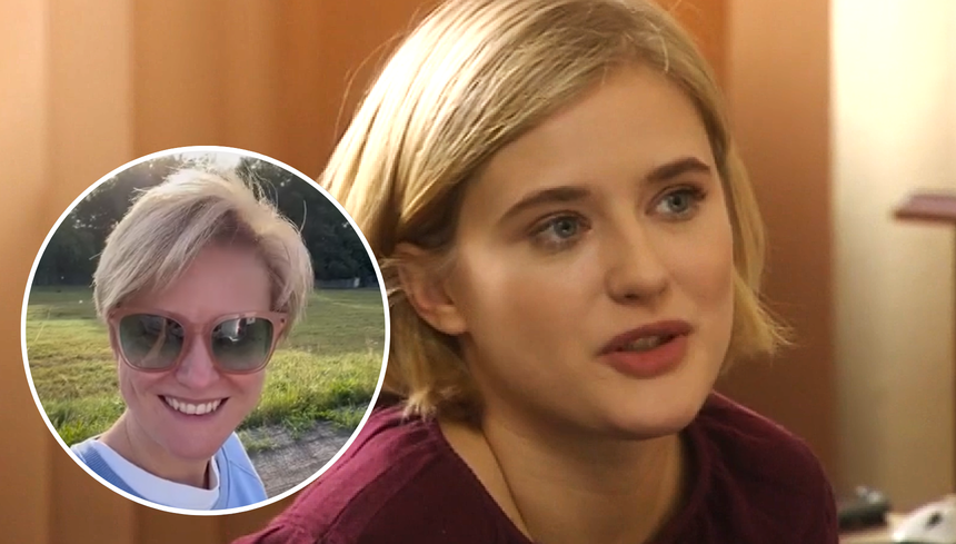 Kobieta z blond włosami siedzi, obok zdjęcie uśmiechniętej kobiety w okularach przeciwsłonecznych.